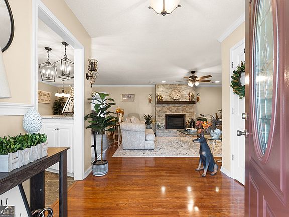 3rd image of 211 Cohen Ct