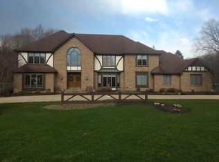 740 Pine Point Dr, Akron, OH 44333