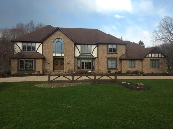 740 Pine Point Dr, Akron, OH 44333