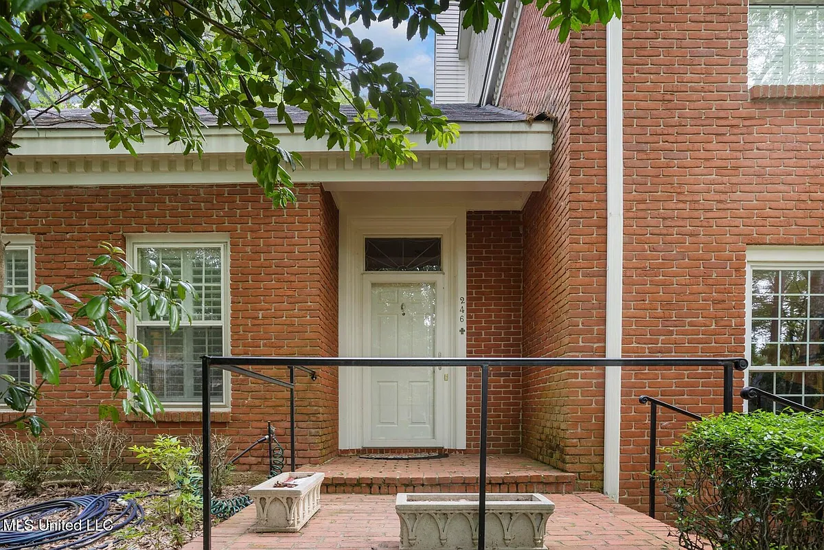 Building Photo - 246 Eastbrooke St