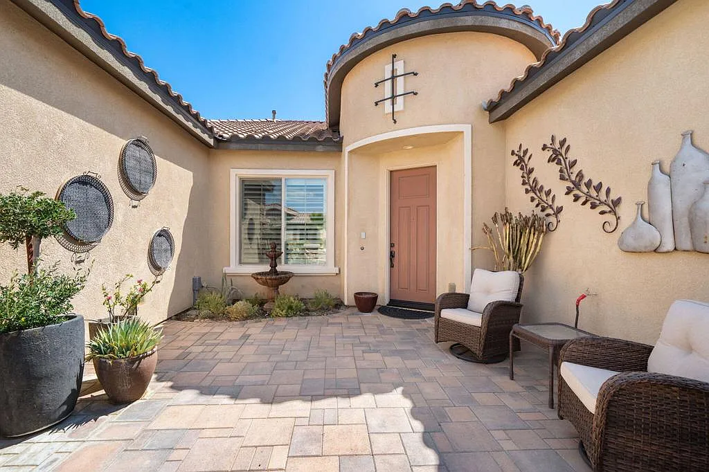3 bed, 2.0 bath, 2329 sqft, $7,850 — Photo 4