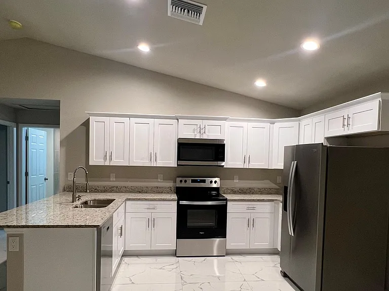 832 Chantilly St E — Photo 6