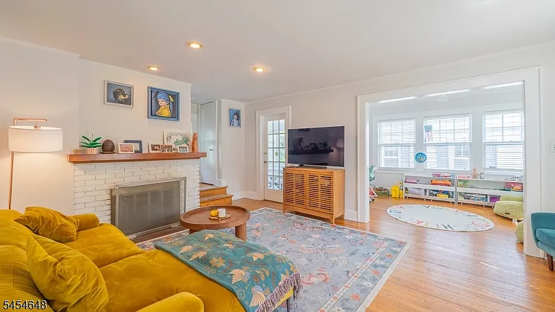 3 bed, 2.0 bath, $5,900 — Photo 4