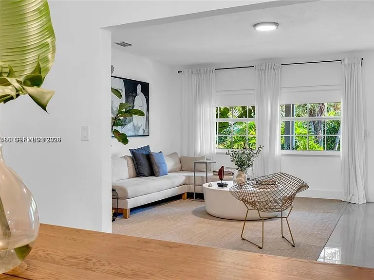 555 NE 127th St — Photo 7