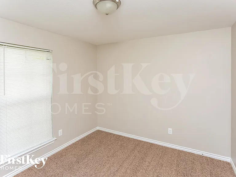 623 Hilton Dr — Photo 9