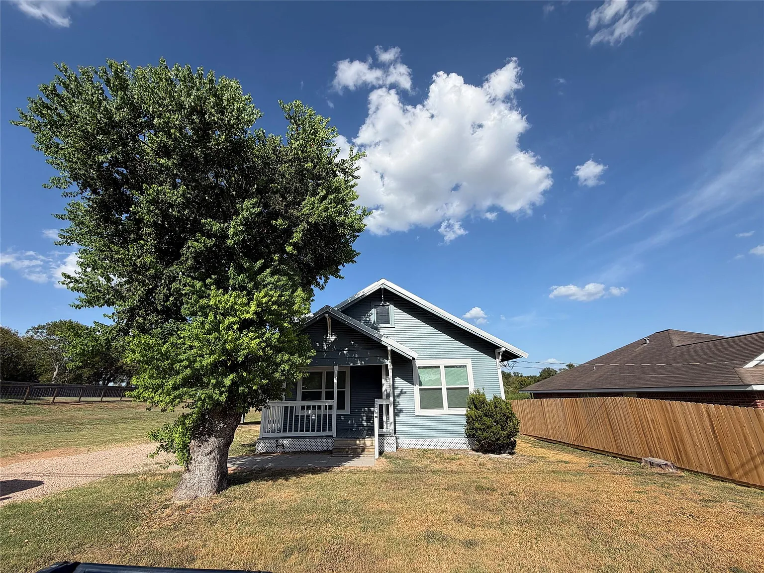 2 bed, 1.0 bath, 933 sqft, $1,450 — Photo 1