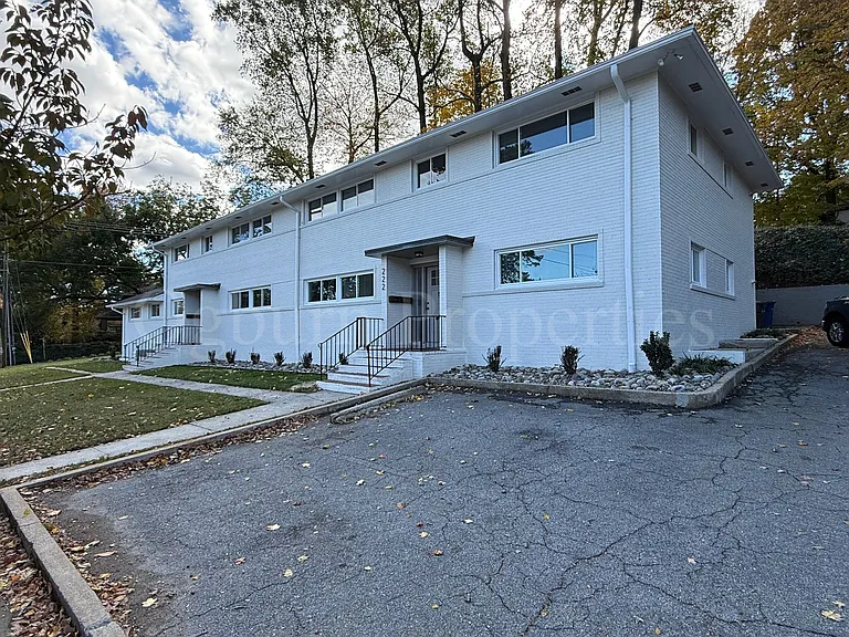 220 N Hawthorne Rd — Photo 1