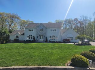 17 Carriage Hill Ct, Monroe, NY 10950