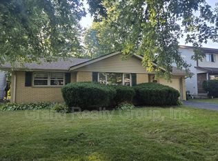 608 Deerpath Dr, Lindenhurst, IL 60046
