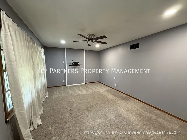821 S Edgemere Dr — Photo 2