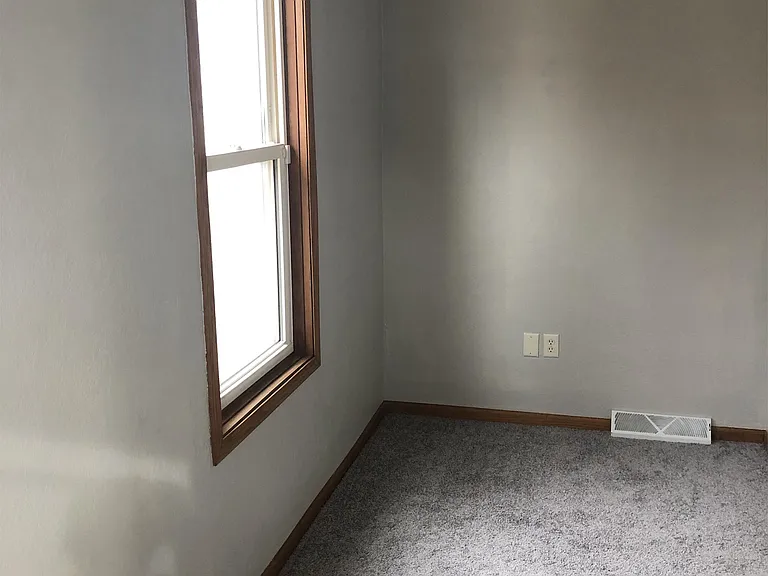 111 E Follett St — Photo 6