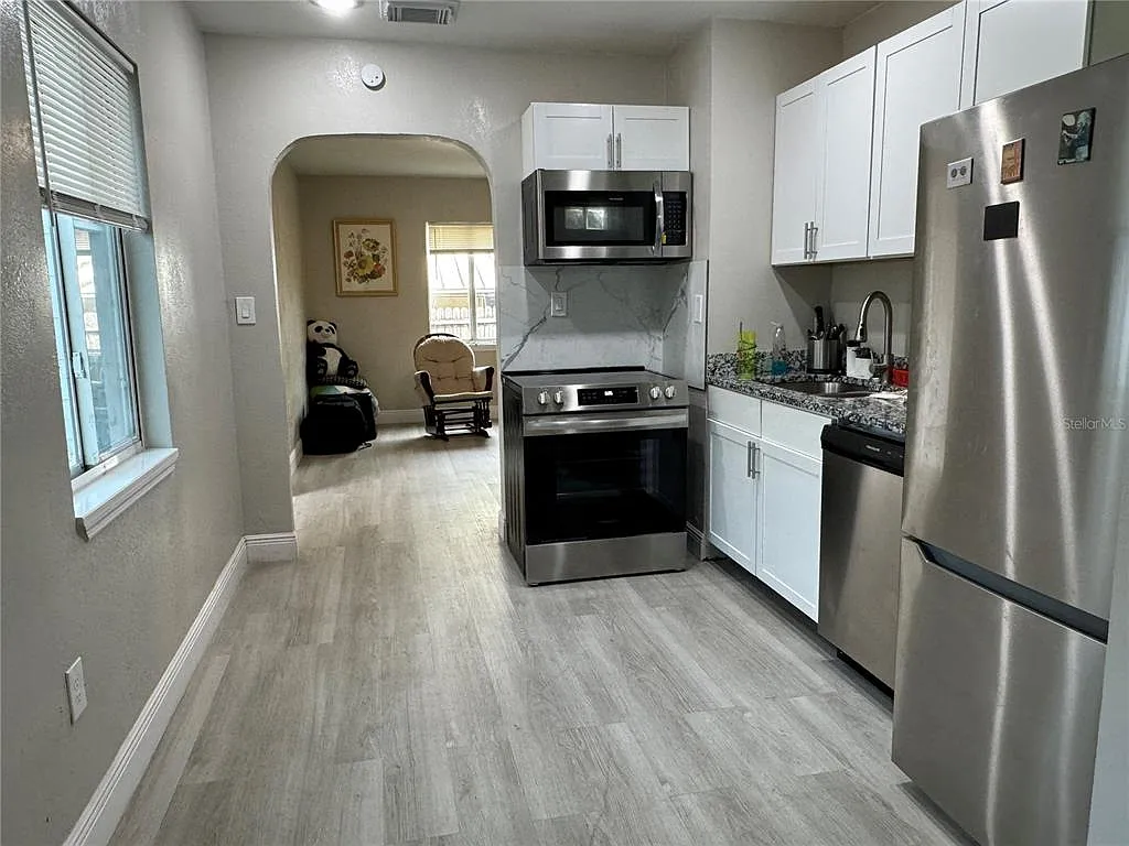 2 bed, 1.0 bath, 800 sqft, $1,900 — Photo 3