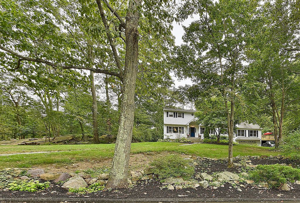 Today's featured LUXURY LISTING - Kinnelon, NJ! 🏡 3 Bayberry Drive 🏡 List  Price: $1,100,000 Walkthrough this Private Oasis situated on beautiful  corner lot. Join Me for a tour at our first