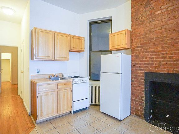 4th image of 17 Stuyvesant St Frnt A