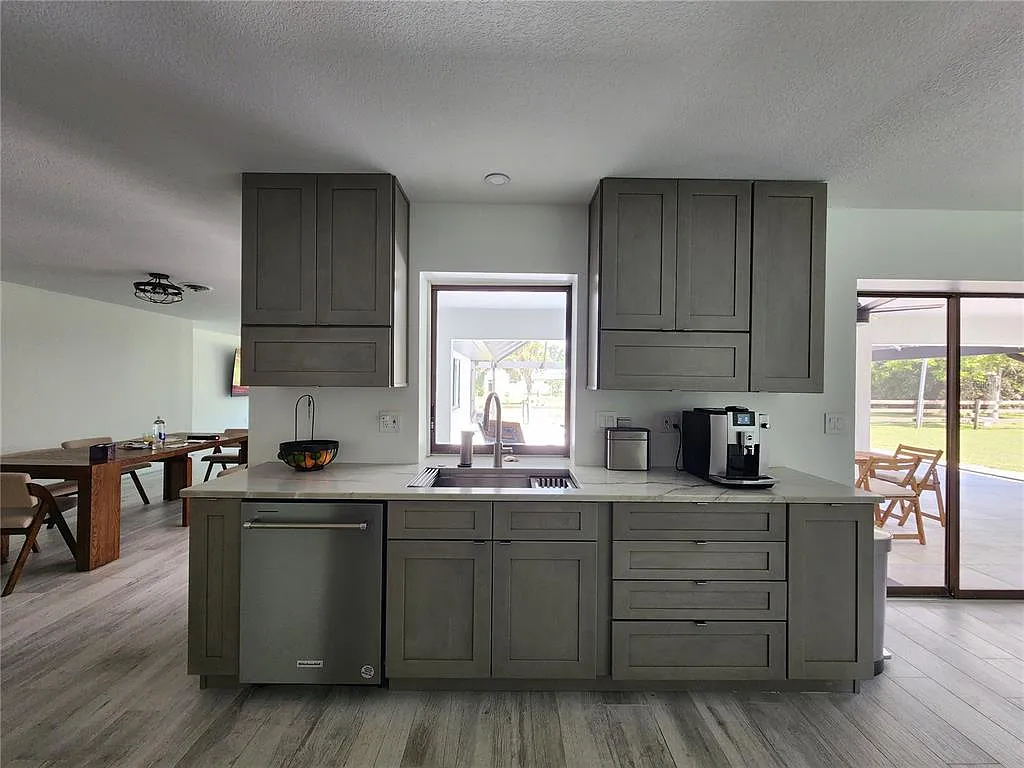 3 bed, 2.0 bath, 2240 sqft, $5,000 — Photo 4