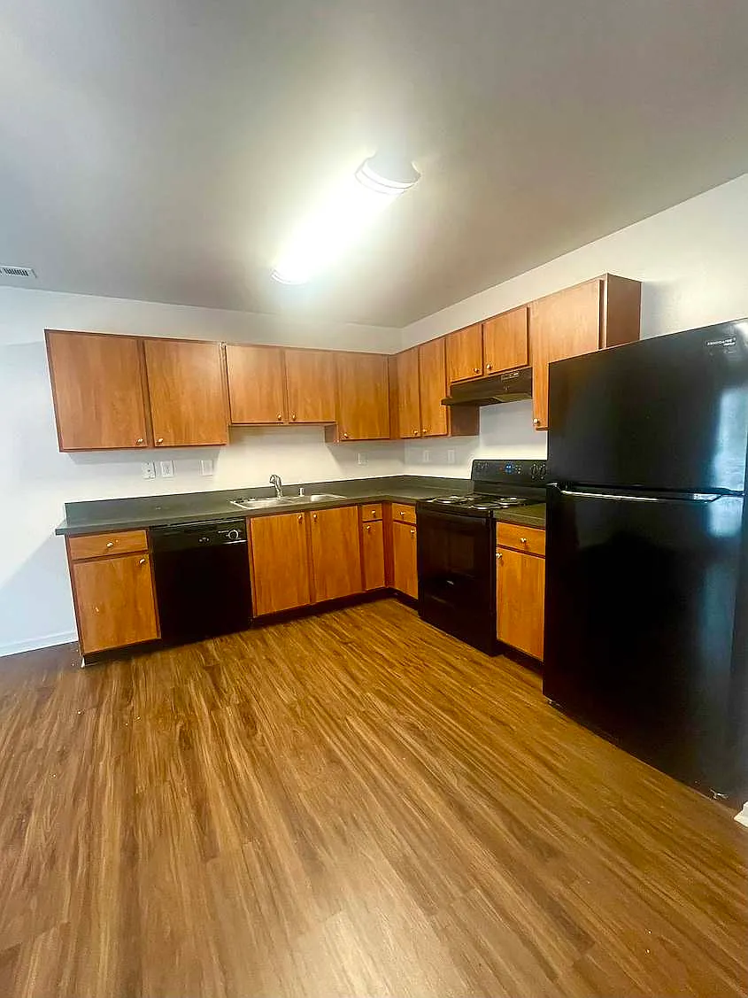 3 bed, $1,915 — Photo 1