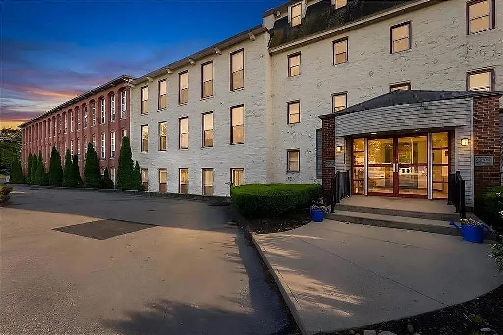2 bed, 1340 sqft, $2,200 — Photo 2
