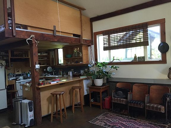 Dining area and kitchen bar