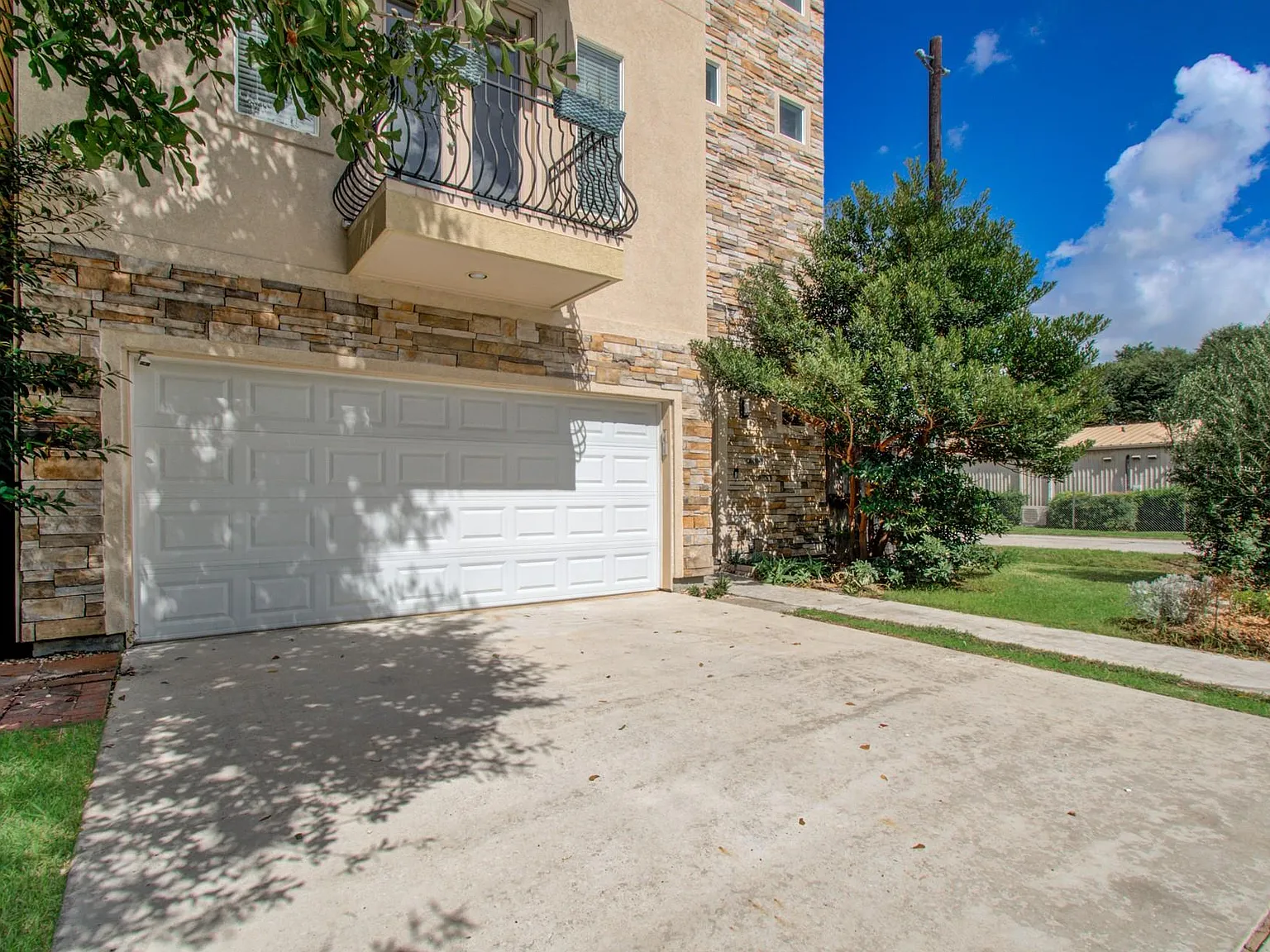 3 bed, 3.5 bath, 2045 sqft, $3,100 — Photo 4