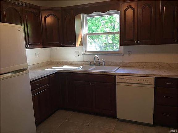 3rd image of 2420 Oakwood Manor Dr