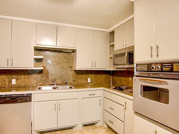 5th image of 1120 Lake Dr