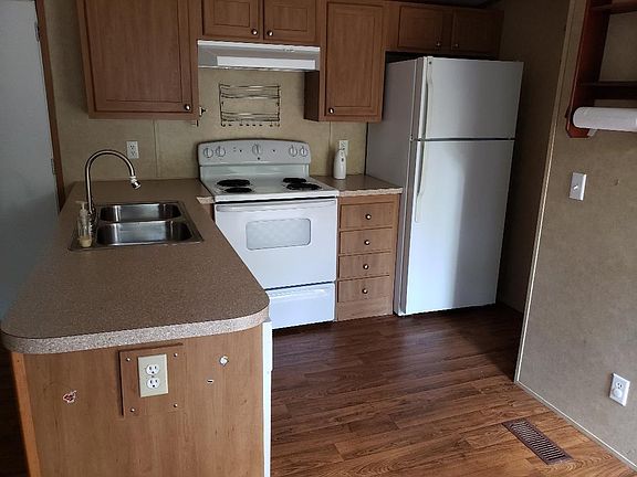 5th image of 190 Sherwood Forest Dr N
