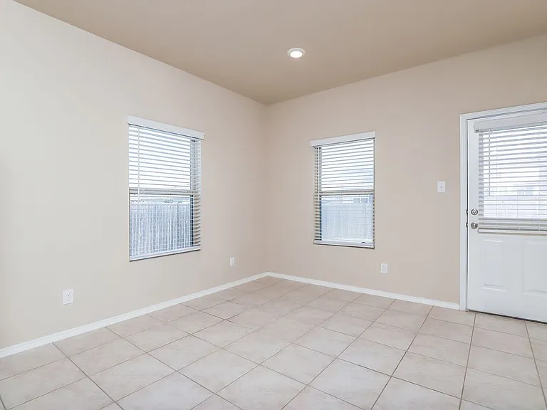 10906 Airmen Dr — Photo 8