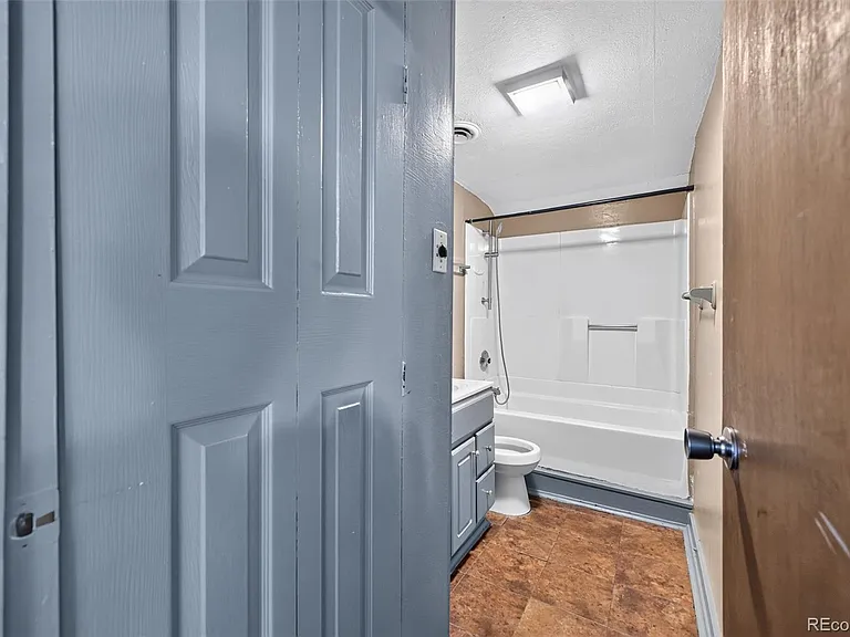 225 S Holland St #B — Photo 14