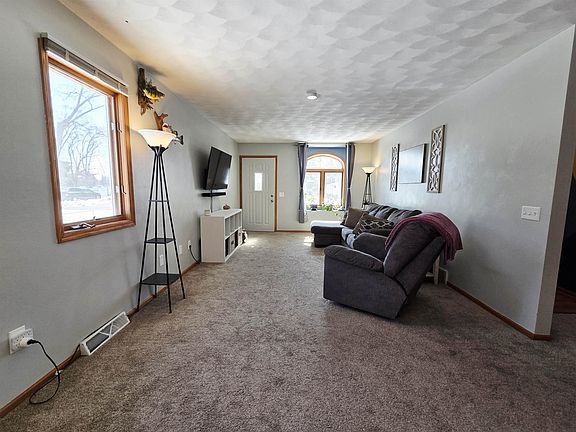 3rd image of 304 Breezy Point Dr
