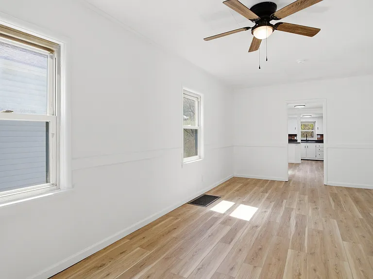 975 Washburn St — Photo 6