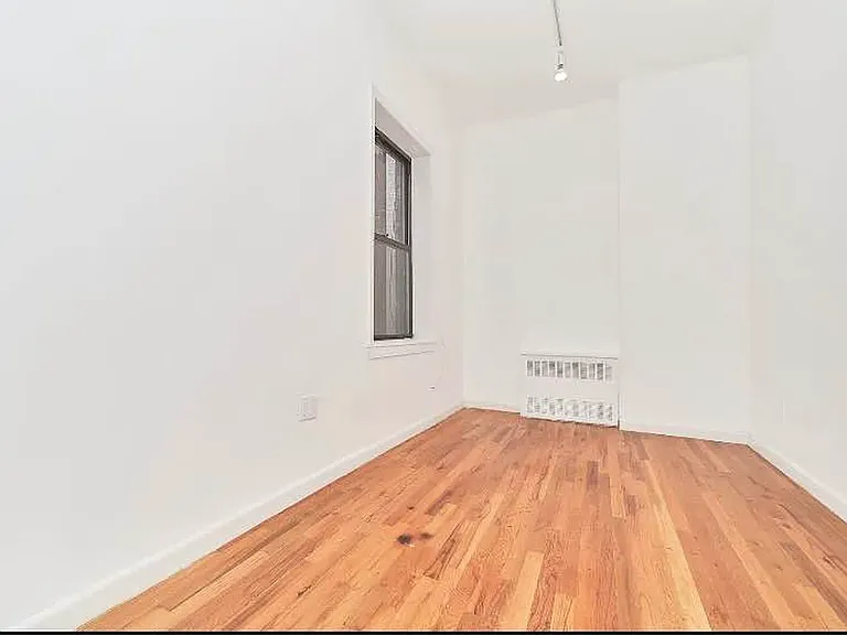 233 E 12th St #3A — Photo 4