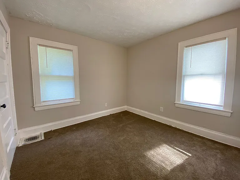 10721 Columbia Ave — Photo 9