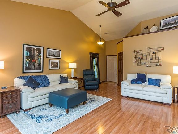 5th image of 702 E 70th Pl