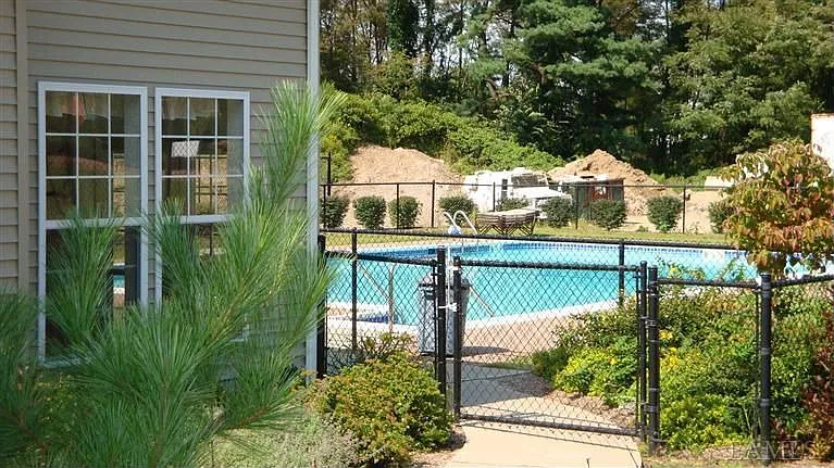 178 N River Dr photo 1