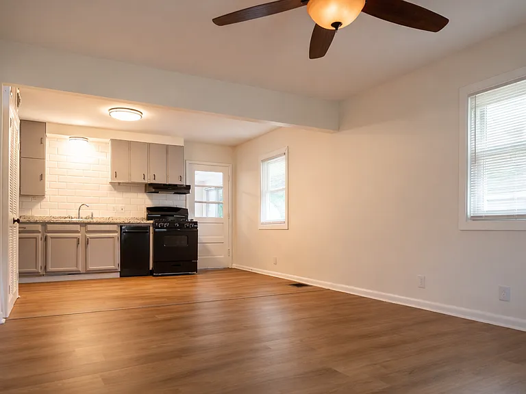 4011 Crawford Ave — Photo 3