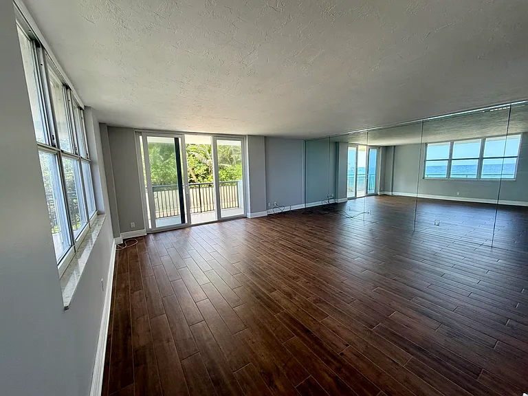 1147 Hillsboro Mile #214 — Photo 9
