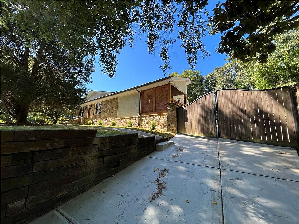 1st image of 107 N Woodland Dr