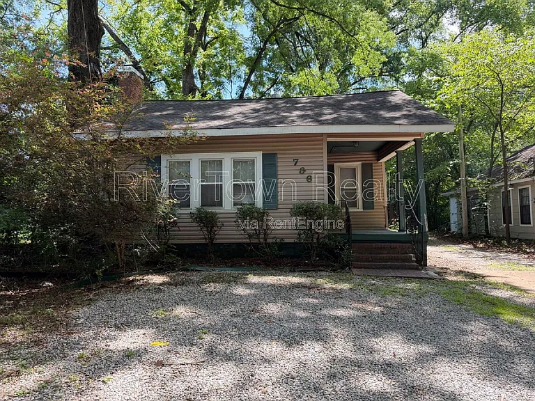 736 Echles St — Photo 1