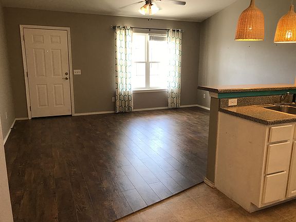 3rd image of 105 Fairlane Dr