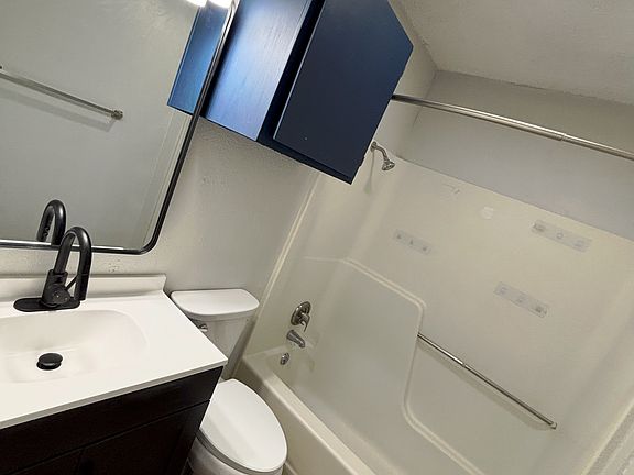4th image of 624 E 3rd St APT 202