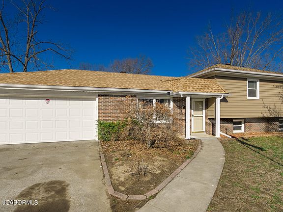 4th image of 404 Elm Tree Dr