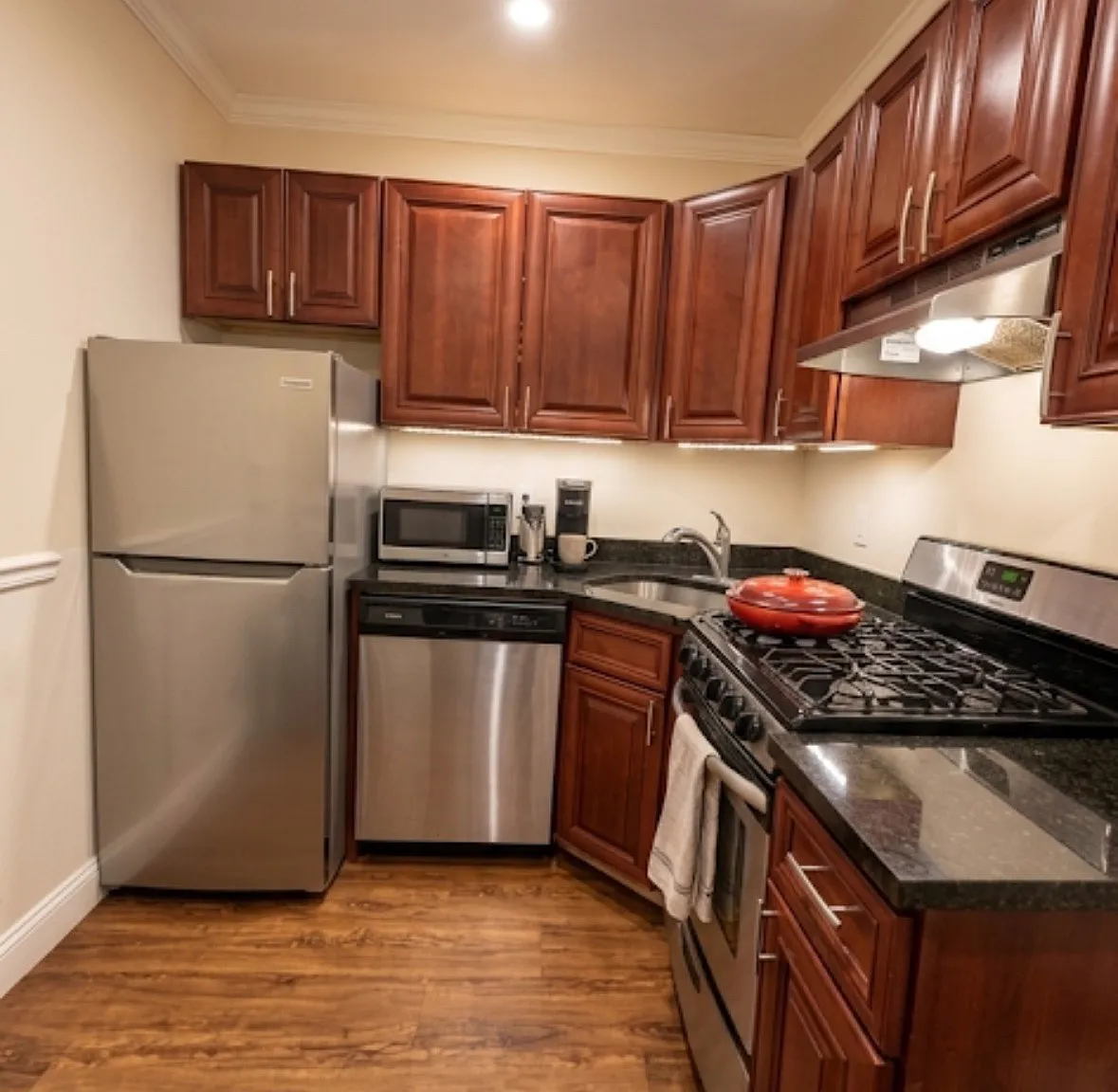 2 bed, 800 sqft, $3,000 — Photo 2