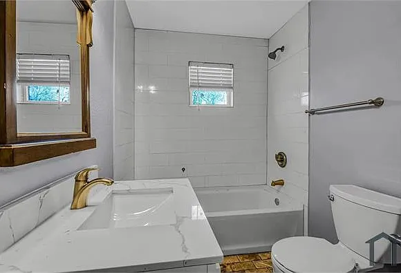 902 Davy Crockett St — Photo 6