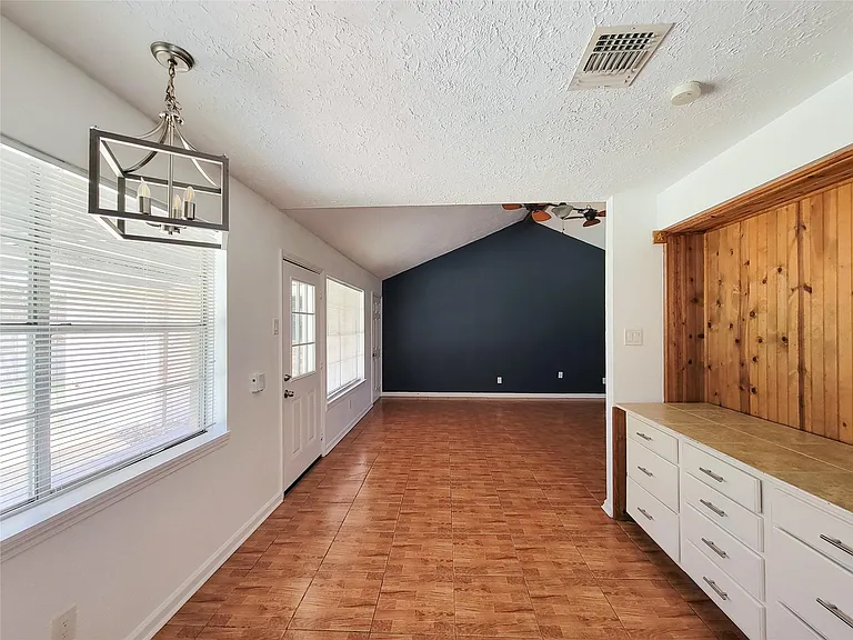 409 S Travis St — Photo 15