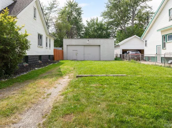 1459 Wayburn St, Grosse Pointe, MI 48230