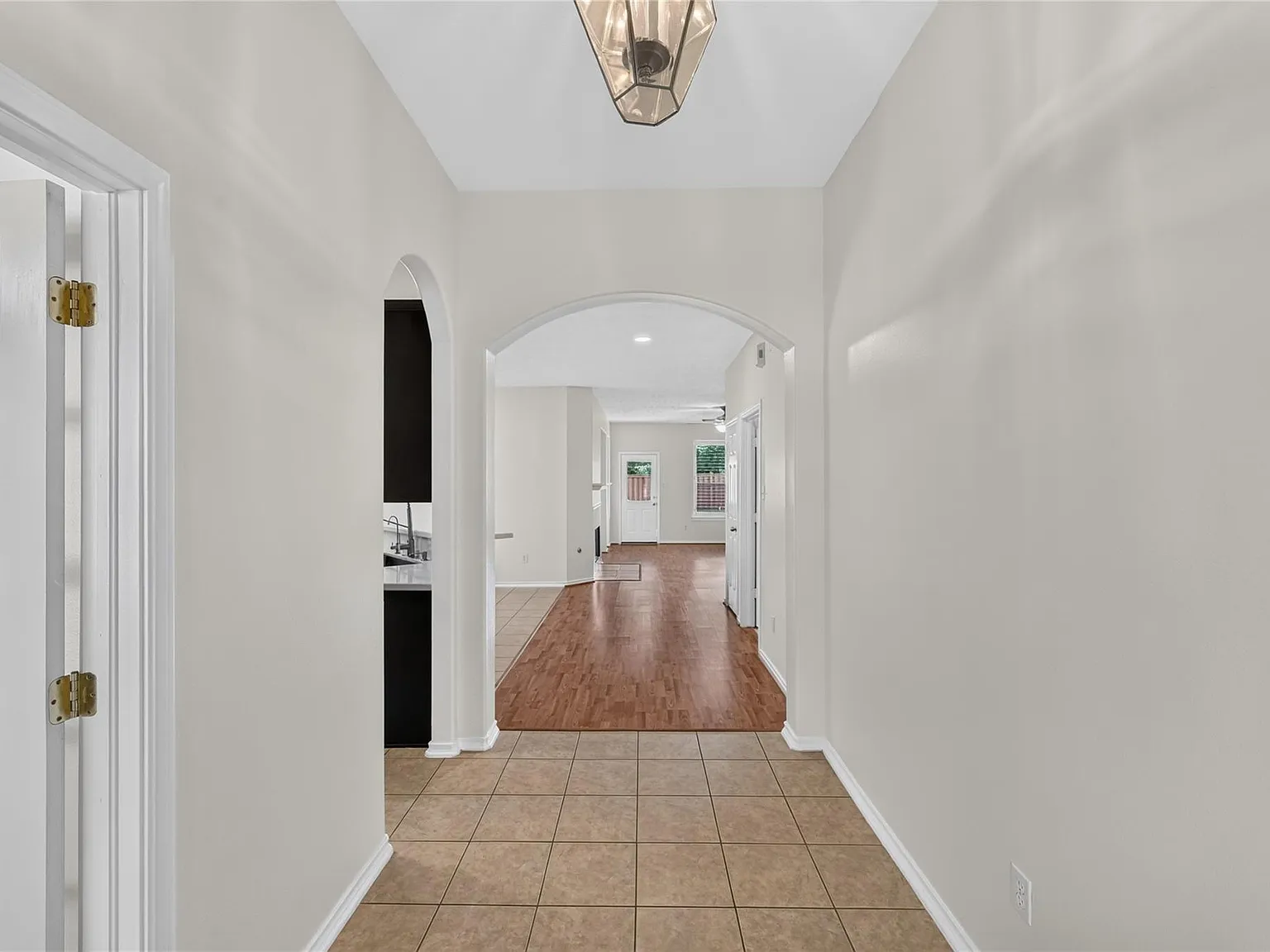 3 bed, 2.0 bath, 1828 sqft, $2,395 — Photo 2
