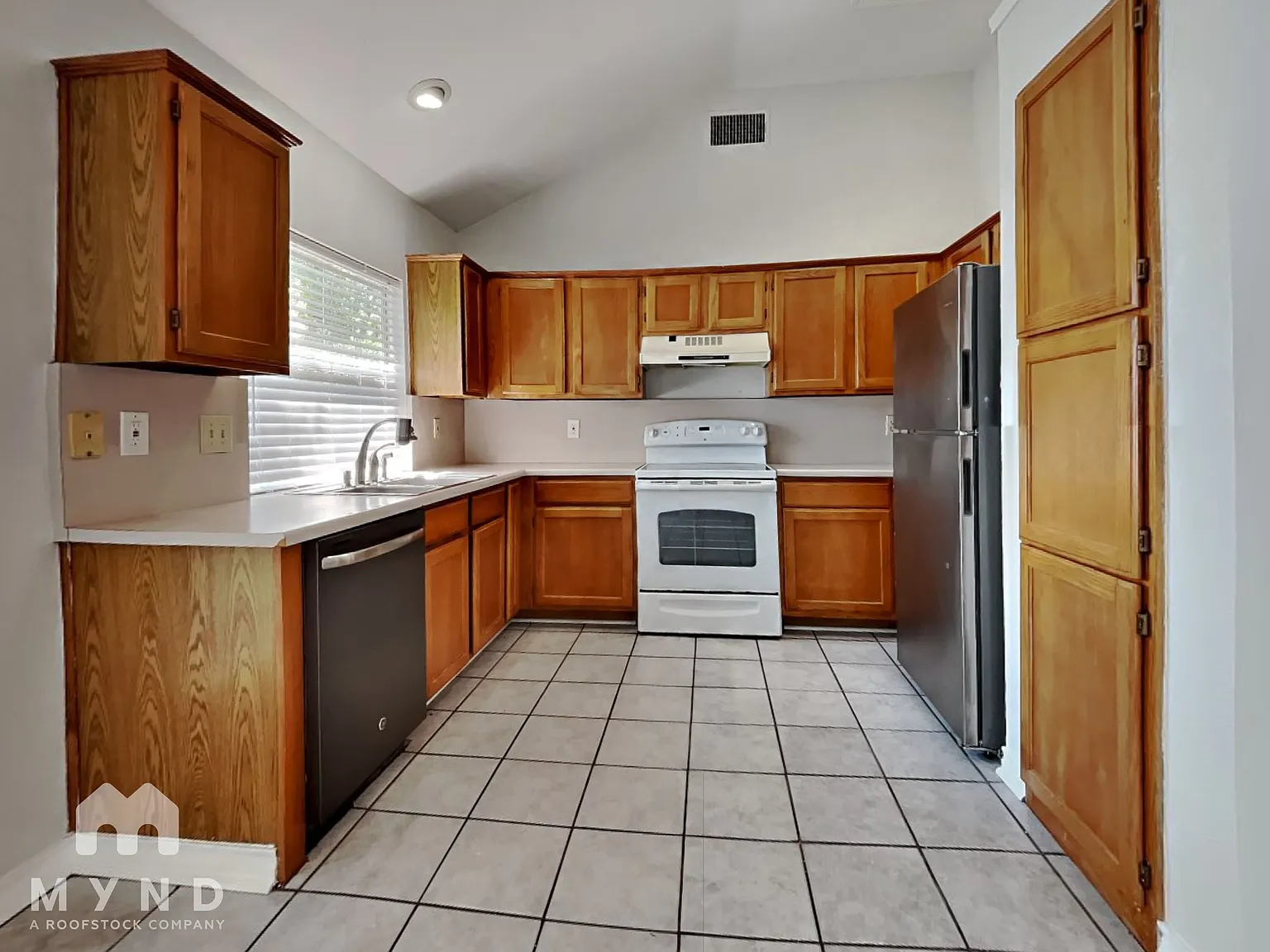 3 bed, 2.0 bath, 1238 sqft — Photo 4