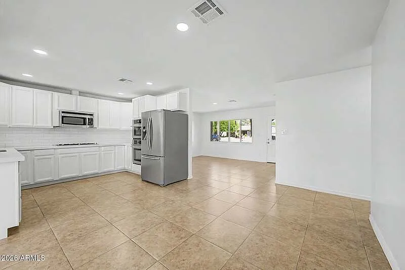 2601 E Dahlia Dr