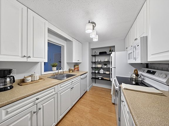 4th image of 55 Greentree Ln APT 47