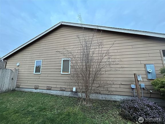 3rd image of 3526 Surrey Drive NE